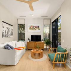 Chic West End Apartment steps to Cafés & River