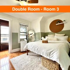 20 min NYC-Modern Private Room-Queen Bed-Parking
