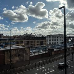 Modern City Centre Apartment - 2BR - Sleeps 8 - Parking & River Views