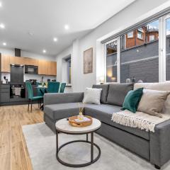 Luxury & Spacious 1 Bedroom Flat Sleeps 4 with private patio
