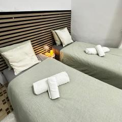 1- Habitación interior con aire acondicionado y con baño independiente