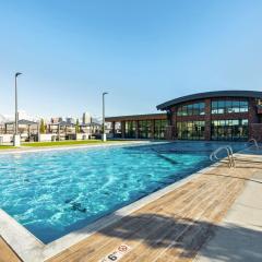 1min Delta - Pool & Hot tub - King Bed - Gym - Parking