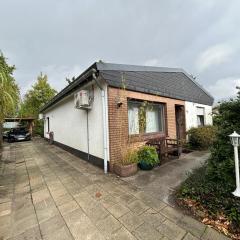 detached bungalow with with wifi smart tv terras 3 parkings keybox in town