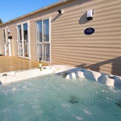 2 Bedroom Sublime Caravan with Hot Tub