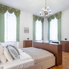 Central - Large - Cozy