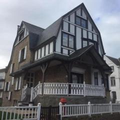 Spacious House with 6 Bedrooms in De Panne