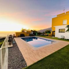 Vistas al mar, montaña y volcán
