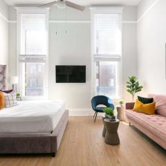 Bright 2BR Loft Sleeps 7 with Full Kitchen and Fast WiFi