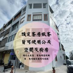 九號安平民宿-可包棟-調酒Bar -親子房- 電梯房-電動麻將-停車方便-半露天烤肉