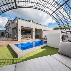 The Peninsula Pearl - Luxe by the Bay with Heated Pool