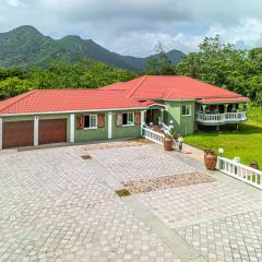 Ridge Royale with Mountain View, Waterfalls, Hot Tub and Home Cinema