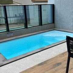 Luxuosa Cobertura Duplex com Jacuzzi e Vista para o Mar