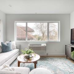 The Cascadia Retreat - Luxury Home - 90 WalkScore