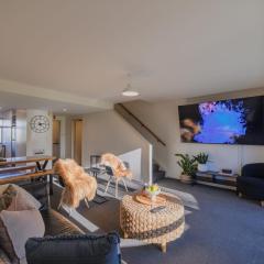 Elegant 3-Storey Townhouse with Garage Parking by Latimer Sq