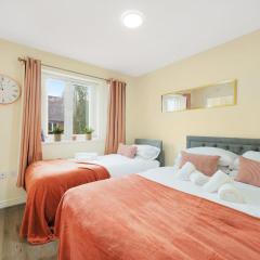 3 BR 5 Beds 3 Bath Private Garden Parking x2 Ideal for Family & Work Stays