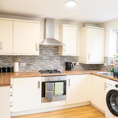5 bed 4 bath , Shops two min walk M13