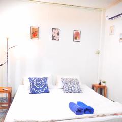 house 1 for 6 paxs whole house 3 beds