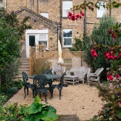 Vintage townhouse, wood burner, leafy garden, close to the beach