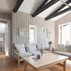 Cosy Cabin Escape with Hot Tub & Lake View