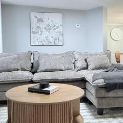 Contemporary Apartment- Prime Location to MBTA
