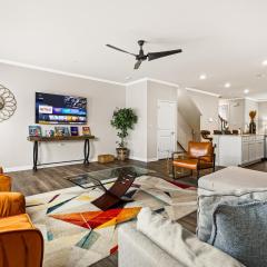 Price Cut, New Lux Home 5 mins to Airport , 15 min to Downtown, 25 min to Buckhead with 3 beds and 3 baths