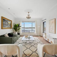 Modern 4-Bedroom Retreat in Kangaroo Point