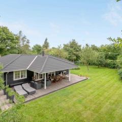 Cozy Cottage Just 300 M From Høve Beach