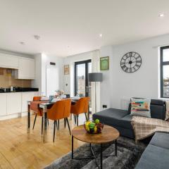 Luxury London City Top Floor 2BedRoom 2Bathroom Apartment with Lift and Balcony Sleeps 6