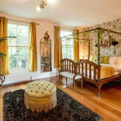 Hammersmith Haven: 4BD Historic Gem by the River