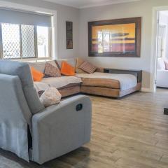 Stays with Ripley 3 min to hospital and beach Pet friendly