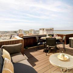 Top-Floor 2BR, Sea and city Views & Jacuzzi