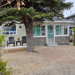 Cozy 2-bedroom Downtown Apartment Campbellton Walk to Cafés & Shops
