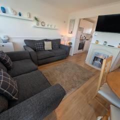 Chalet 145, Hemsby - Two bed chalet, sleeps 5, pet friendly, bed linen and towels included and close to beach!