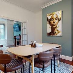 2-Bed Home at City Centre Access with Free Parking