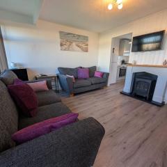 Chalet 319, Hemsby - Two bed chalet, sleeps 5, pet friendly, bed linen and towels included