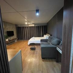 ห้องพักรายวันเมืองทองธานีตึกc5 (คุณแอ๊ด)