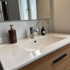 Lovely 1BR & 1LR Apartment, Only 15 Min Walk to City Center