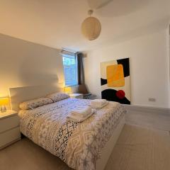 Central, Cozy and Stylish 2-Bed Apartment