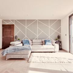 The Opulent Property Project Penthouse Chelmsford 2 Bed 2 Bath Sleeps 6 Free Parking 2 Kings or 4 singles and Double Sofabed Ideal for long stays, corporates, families, Insurance