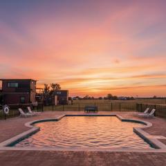 New Pool, Cornhole, Patio, Hot Tub & Pickleball