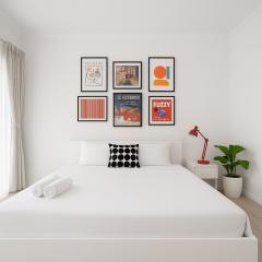 Unique Pop Art Decor 1 Bedroom Apartment - Garden, Pool & Beach Retreat