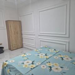 Une chambre salon avec cuisine