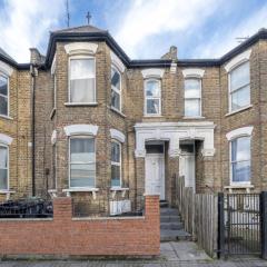 Charming North London Stay -2BR Home - Private Yard