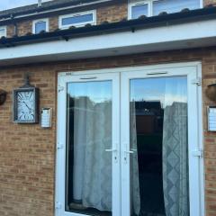 Charming Aldershot Home - Free Parking