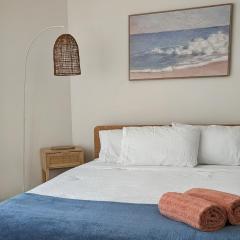 10 min walk to beach & cafes and a quiet private garden