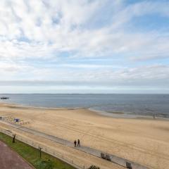 Studio cabine avec balcon, parking privé, accès direct plage, proche centre ville - FR-1-319-44