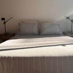 Comodo con aire acondicionado y estacionamiento