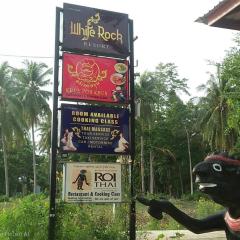 ลันตาไวท์ร็อค รีสอร์ท