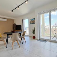 St Paul's Apt Distant SeaViews