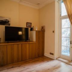 Cozy Balcony Apartment in Paddington